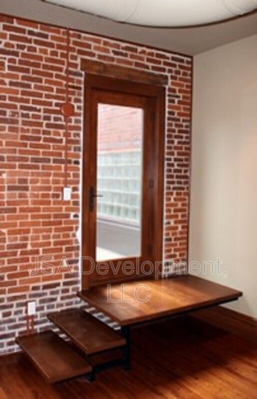 Building Photo - 206 E 4th St