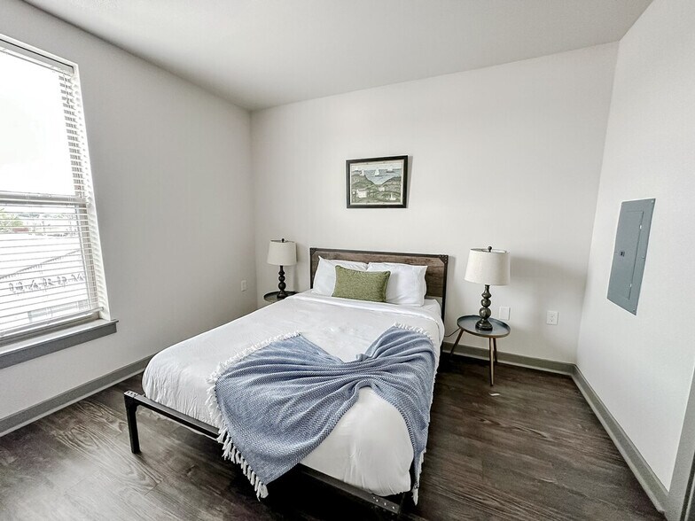 Building Photo - 111 E 4th St