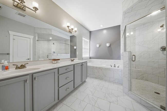 Building Photo - 1824 Hazelwood Rd