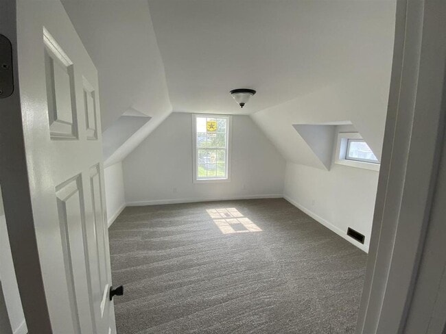 Building Photo - 3 Bedroom 2 bath