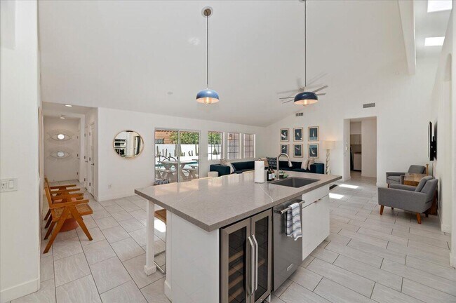 Building Photo - 53245 Avenida Martinez