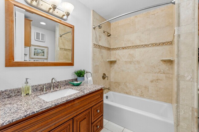 Building Photo - 615 Esplanade