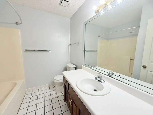 Building Photo - Spacious 4-Bedroom Home - Woodbine Springs