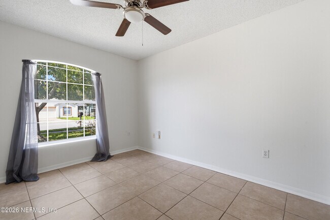 Building Photo - 8451 Oak Crossing Dr W