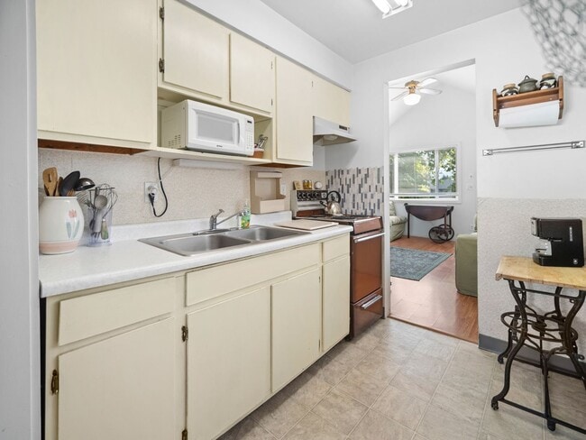 Building Photo - Cozy 1-Bedroom Rental – All Utilities Incl...