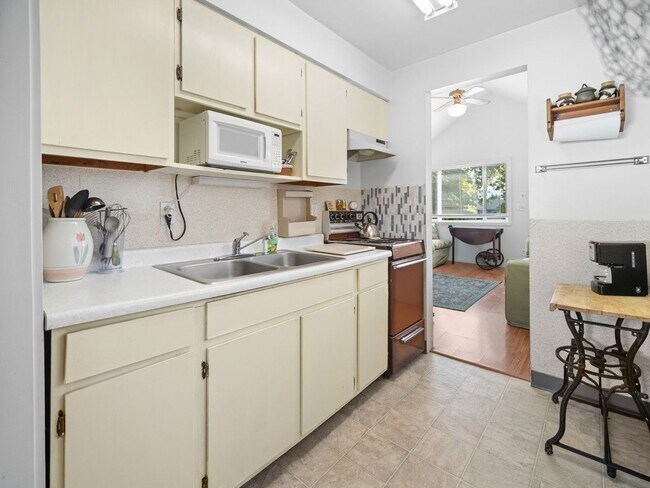 Building Photo - Cozy 1-Bedroom Rental – All Utilities Included! (Furnished)