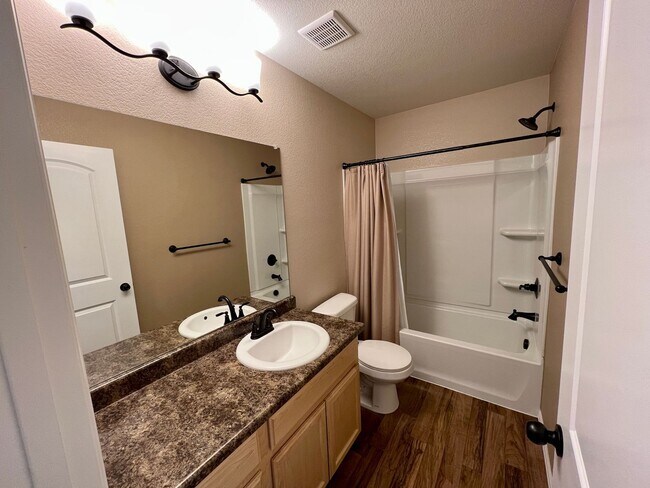 Building Photo - 1110 Tur St