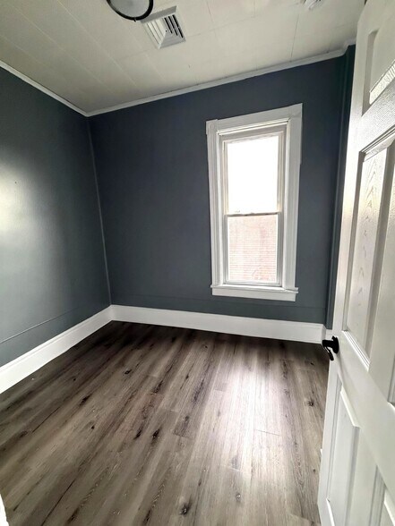 Building Photo - 204 1st St