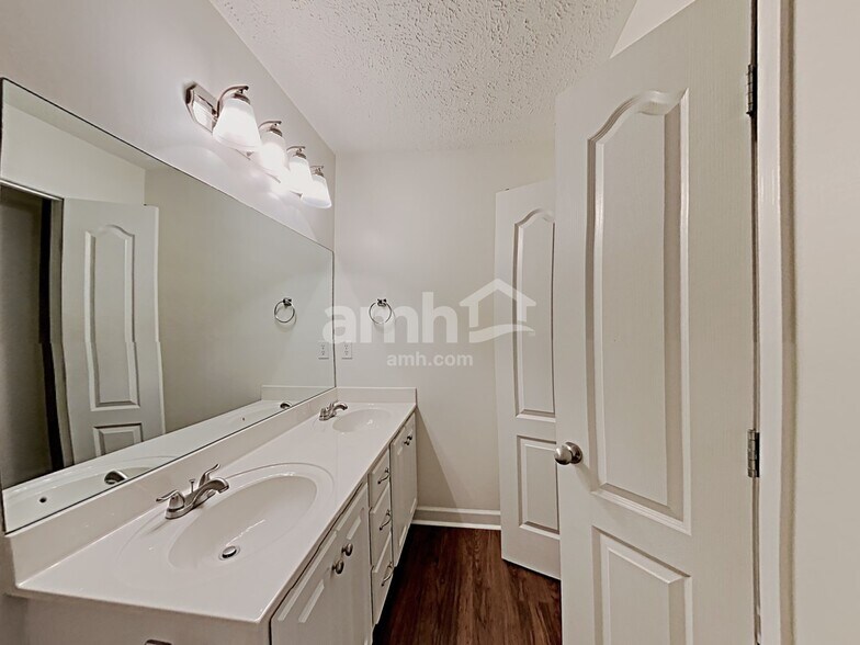 Building Photo - 1504 Beaconcrest Cir