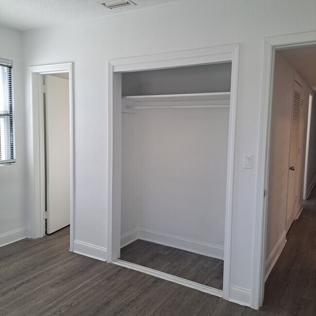 Building Photo - 1416 W 13th St