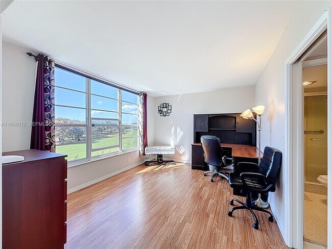 Building Photo - 605 Oaks Dr