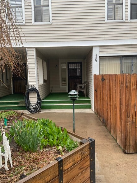 Primary Photo - 1050 S Monaco Pky