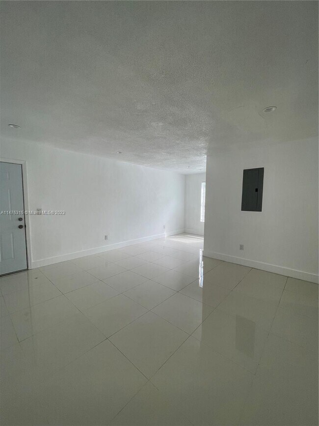 Building Photo - 552 NE 61st St