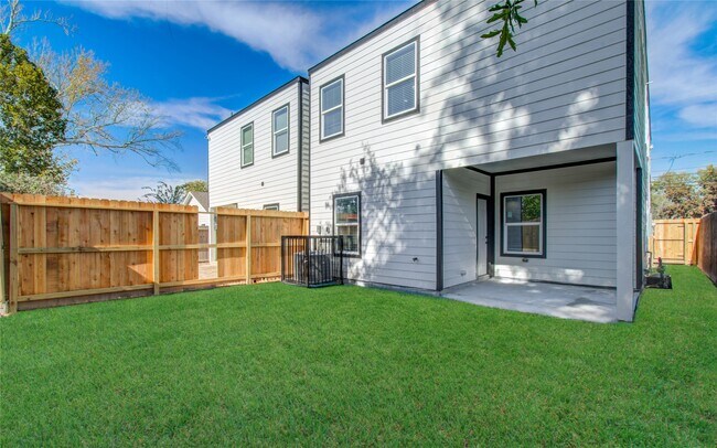 Building Photo - 835 S Victory Dr