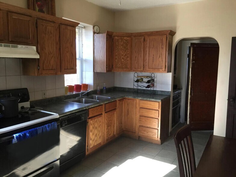 Building Photo - 5218 Holly Hills Ave