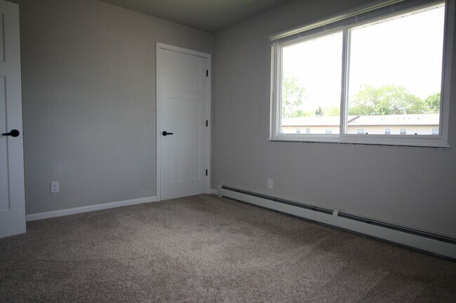 Building Photo - 3 Bedroom Townhouse
