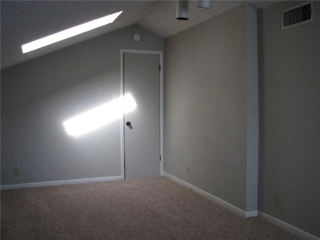 Building Photo - 6509 Skycrest Dr