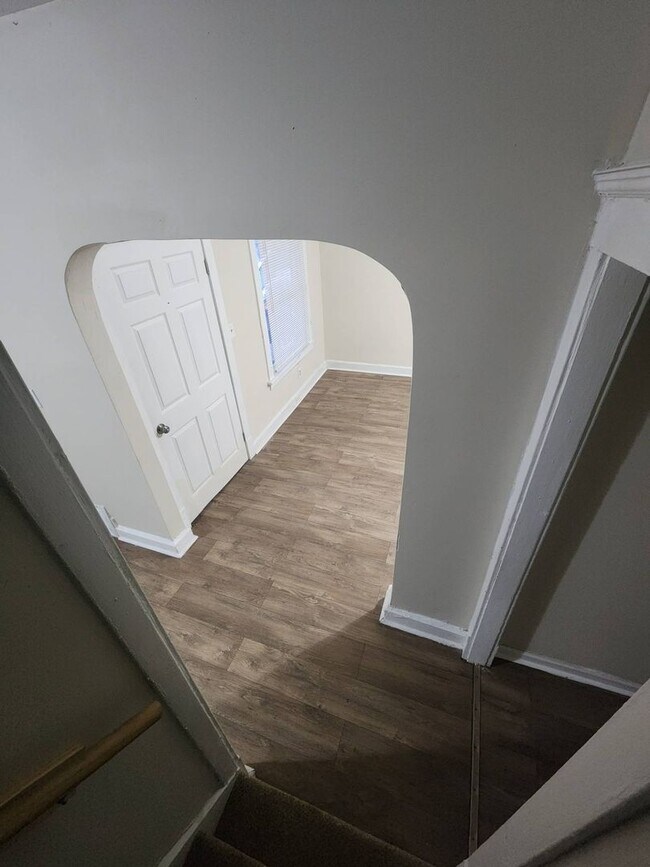 Building Photo - Charming 5-Bedroom Property in Prime Location (Section 8 vouchers Accepted)