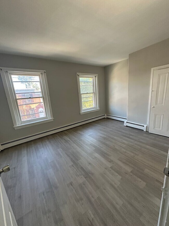 Building Photo - Fully renovated 3 bed, 1 bath townhome
