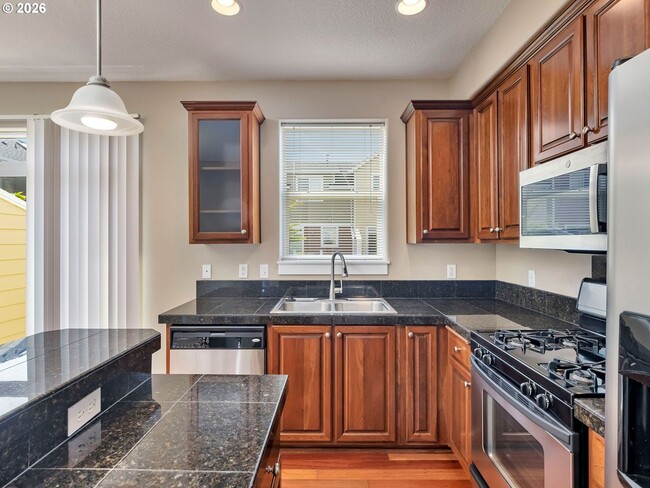 Building Photo - Spacious Living in a Modern Townhome