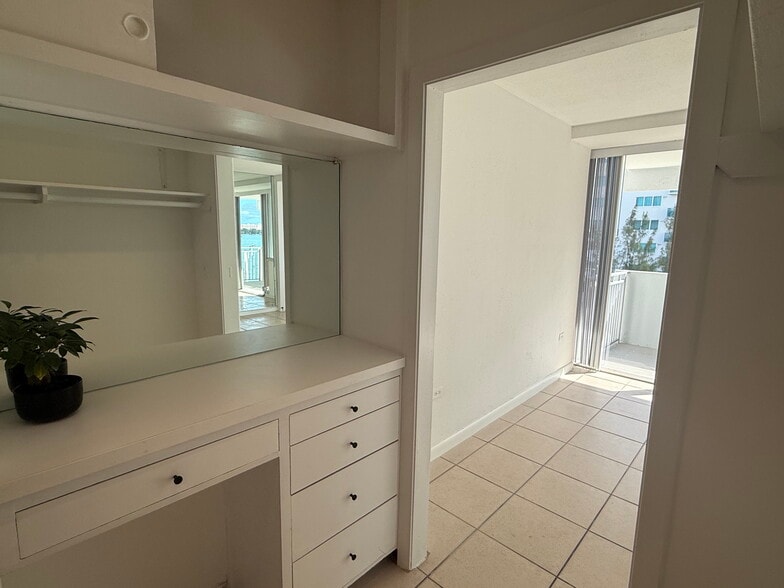 Walk-in Closet - 7545 E Treasure Dr