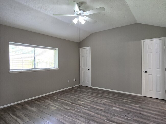 Building Photo - 24015 Farm Hill Dr