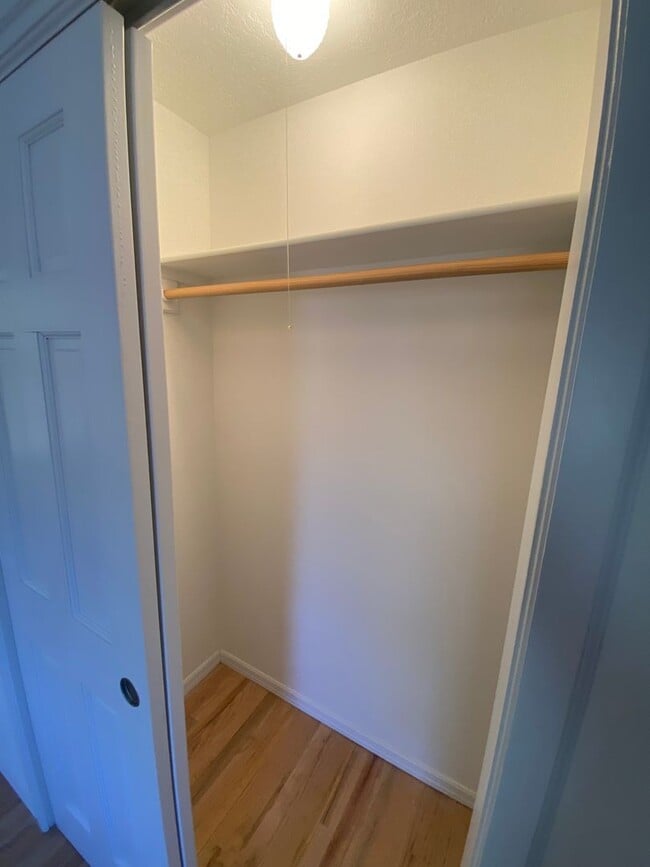 Building Photo - Large 4-Bedroom