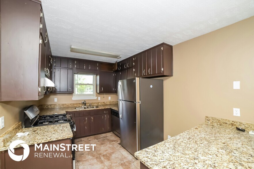 Building Photo - 4872 Pebblebrook Dr