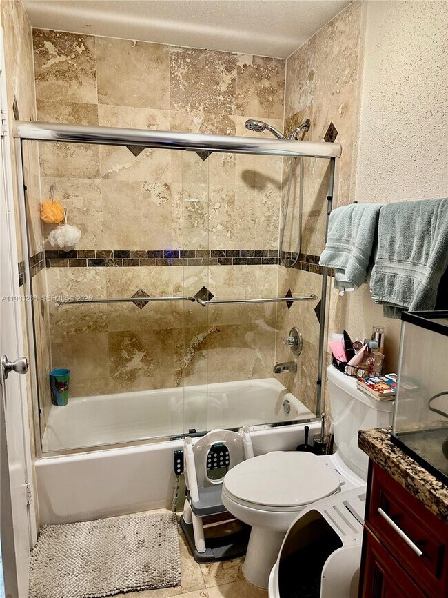 Building Photo - 977 Riverside Dr