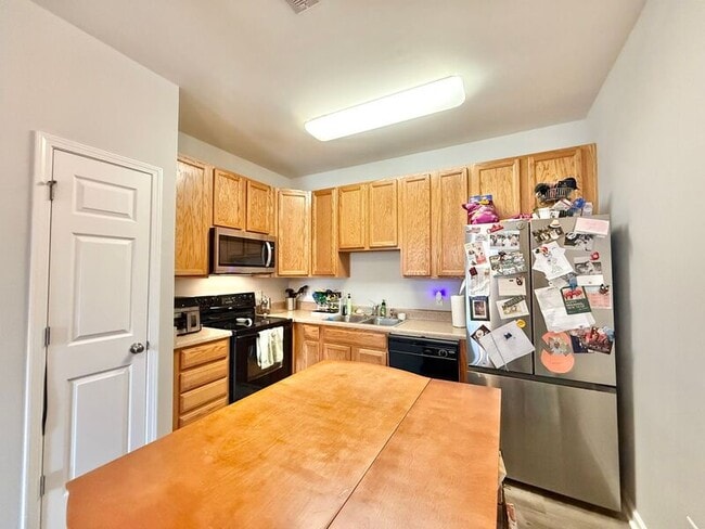 Building Photo - 351 Gilman Ln