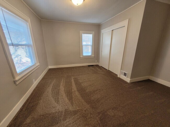 Building Photo - Pet Friendly 2 Bedroom Home with detached garage!