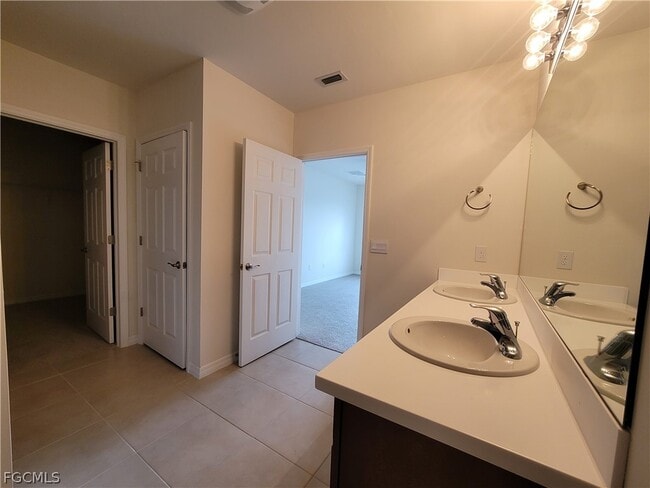 Building Photo - 337 SW 30th Ave