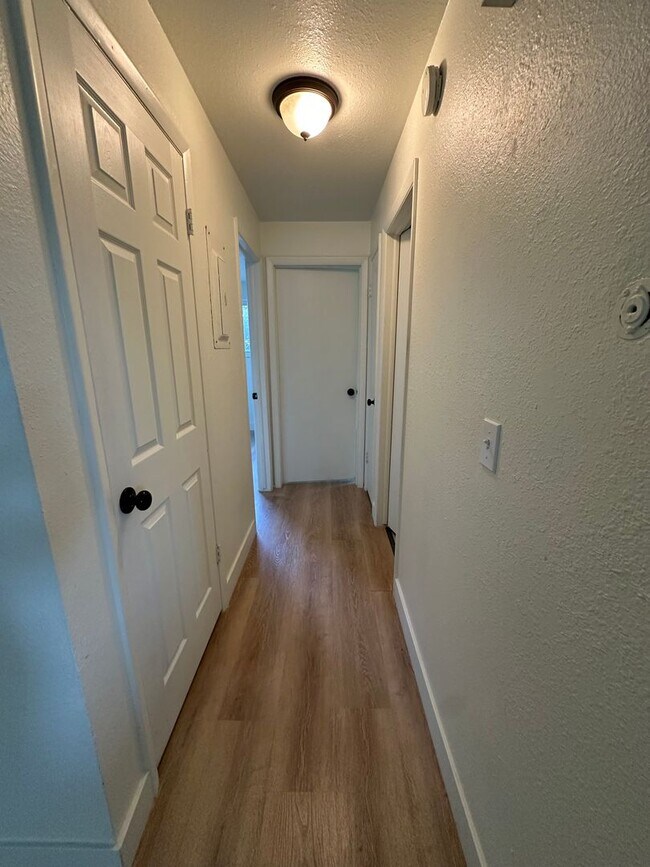 Building Photo - Beautiful Salt Lake Condo!