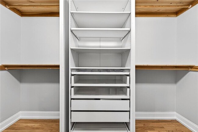 Building Photo - 1319 Chalmette Dr NE