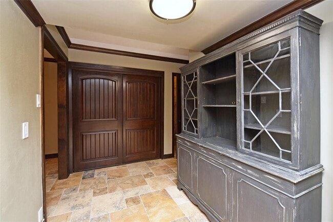 Building Photo - 2802 S Doral Dr
