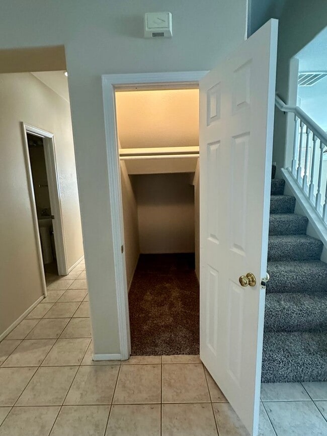 Building Photo - Large 3 bedroom home with loft and large b...
