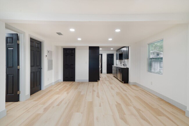 Building Photo - MOVE-IN READY 3BR/2BA Home - Special offer!