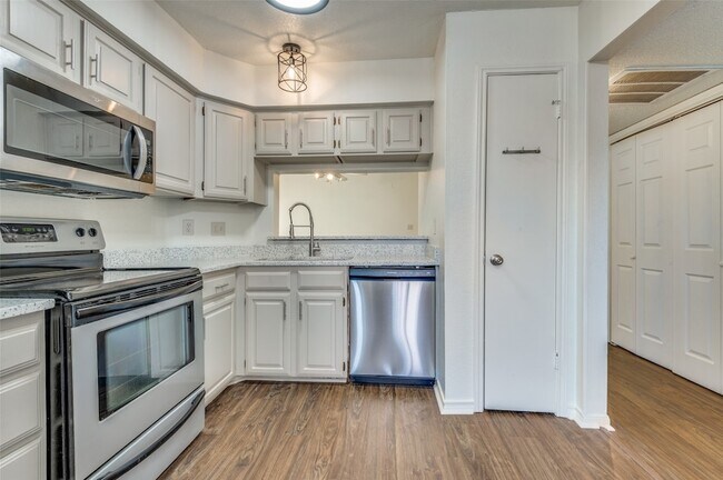 Building Photo - 2634 Encina Dr