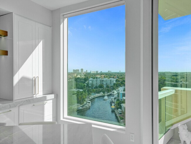 Building Photo - 411 N New River Dr E