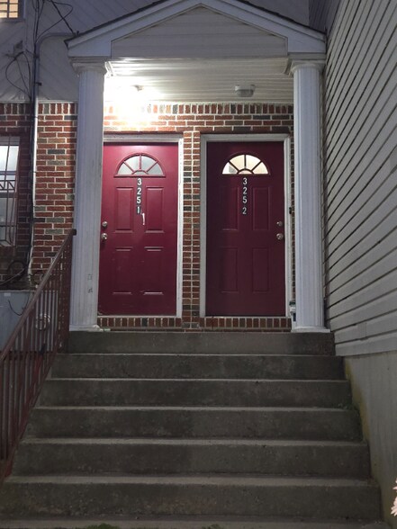 Building Photo - 3-25 Beach 86th St