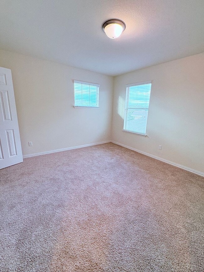 Building Photo - Large Home In Preston Village