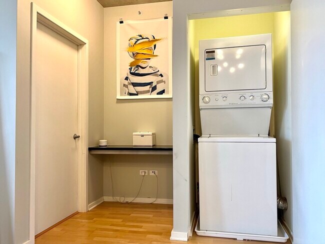 Building Photo - 659 W Randolph St