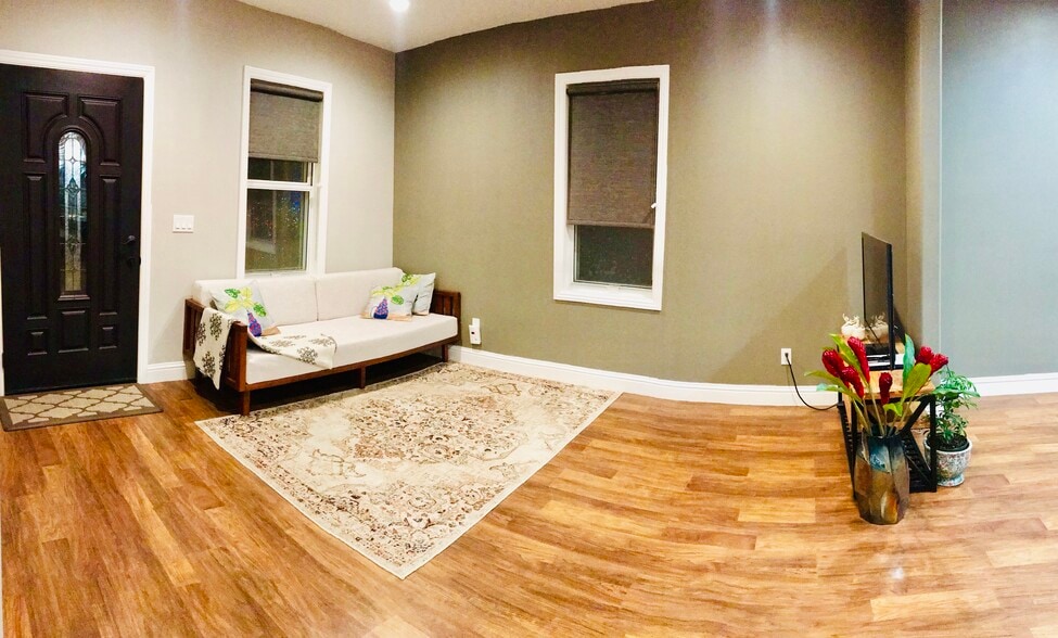 Building Photo - 687 Locust St