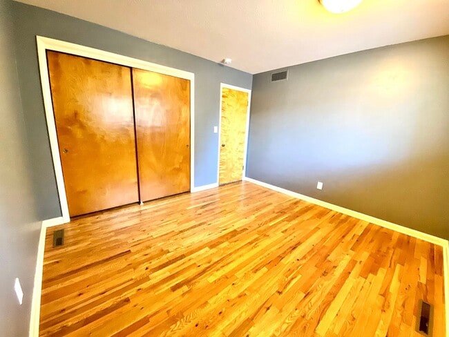 Building Photo - 4 Bedroom 2.5 bath on Central Rim minutes from downtown