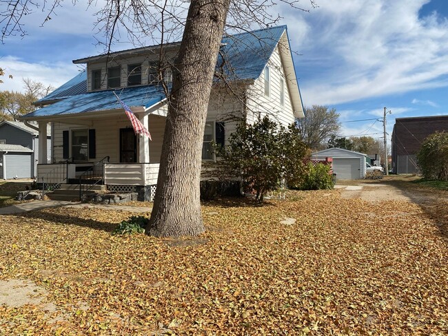 Building Photo - $1550 - Beautiful 5 Bedroom Home with Garage