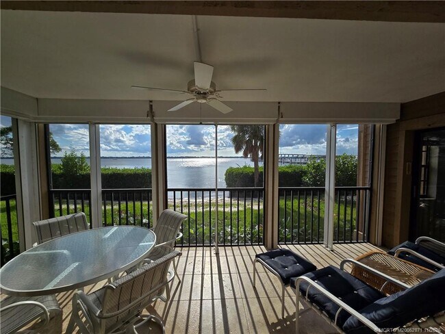 Building Photo - 316 NE Edgewater Dr