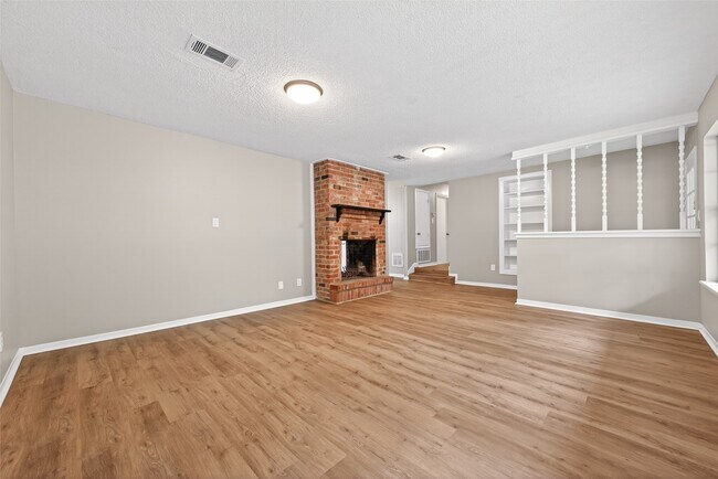 Building Photo - 315 Hollywood Dr