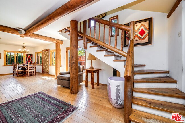 Building Photo - 454 E Rustic Rd