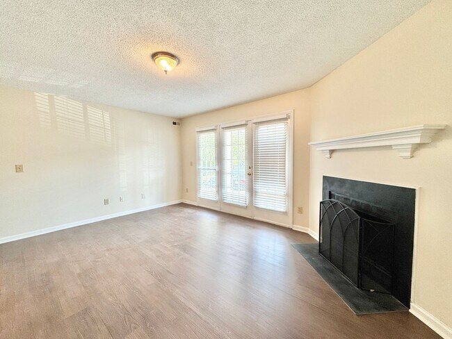 Building Photo - 2 Bedroom off W Friendly Ave!