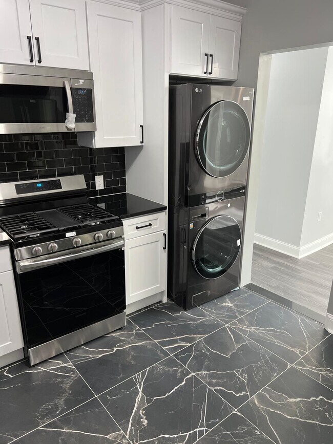 Building Photo - 540 61st St